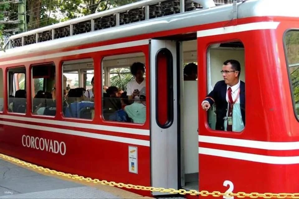 Combo tour Rio by day - Corcovado, Christ Redeemer, and Sugarloaf with lunch and Ginga Tropical show