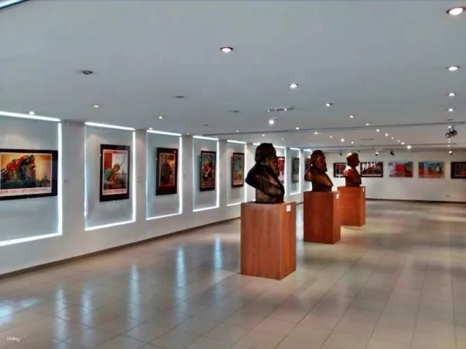 Self-guided tour in the Museum of Socialist Art