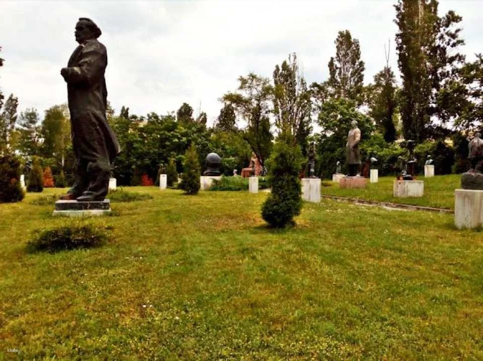 Self-guided tour in the Museum of Socialist Art