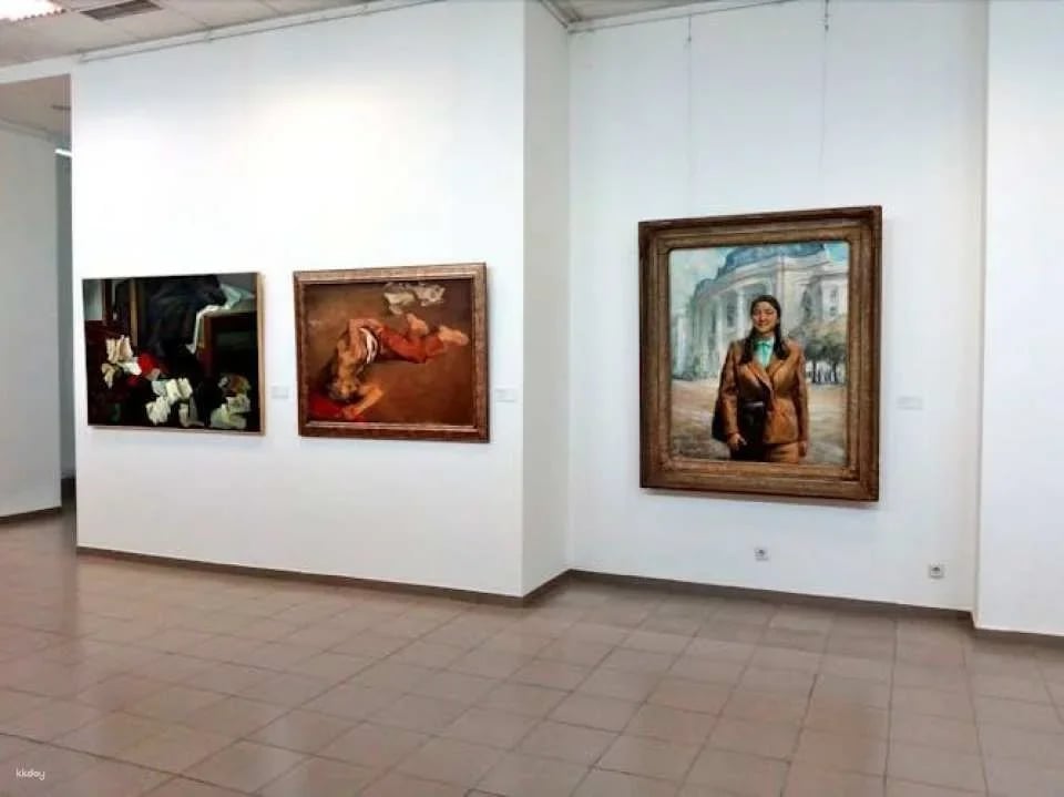 Self-guided tour in the Museum of Socialist Art