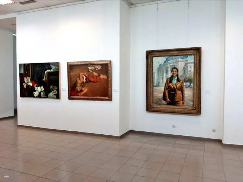 Self-guided tour in the Museum of Socialist Art