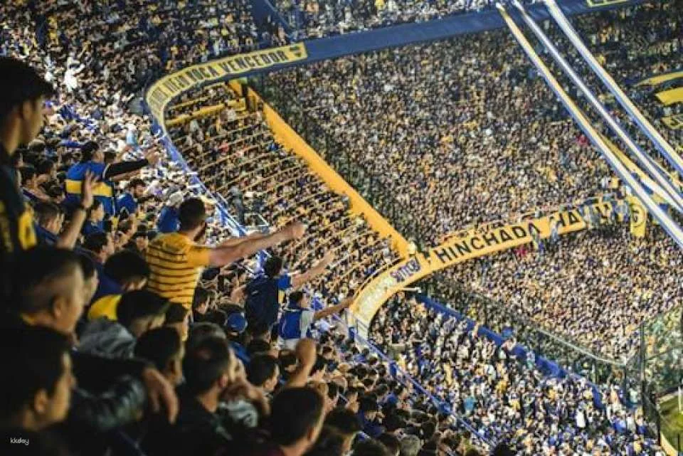 Boca Juniors match at La Bombonera with local host and transfer (618395)