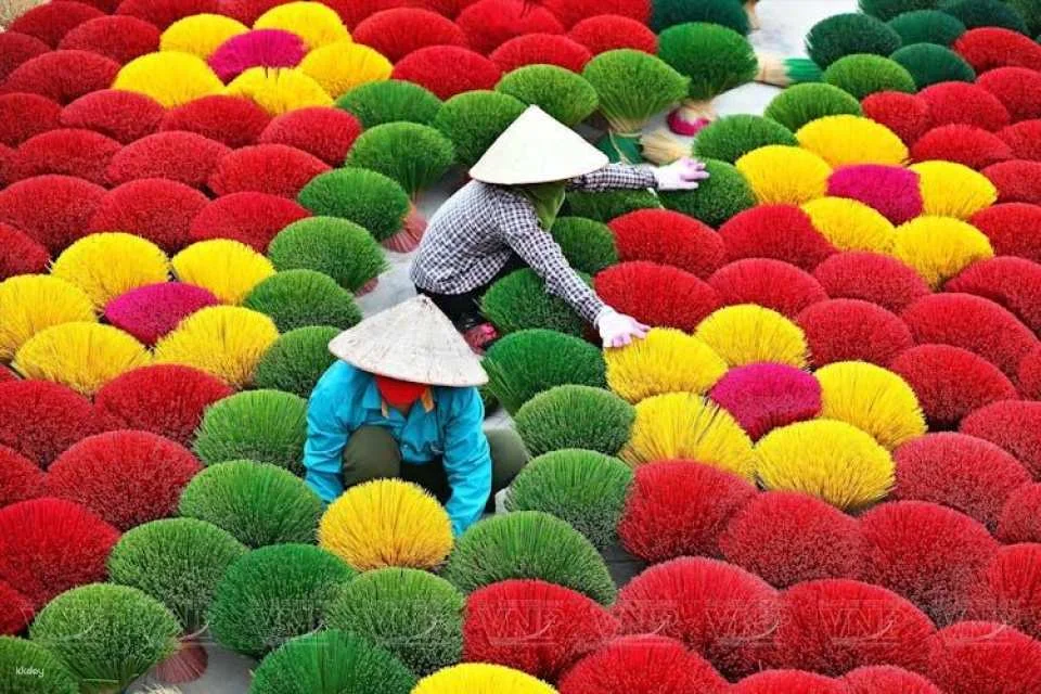 Quang Phu Cau incense stick village guided tour from Hanoi