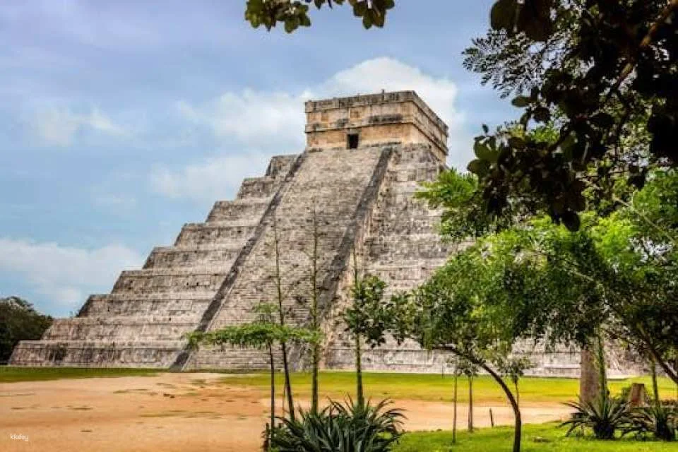 Chichen Itza and Xunaam Cenotes tour with a stop in Valladolid
