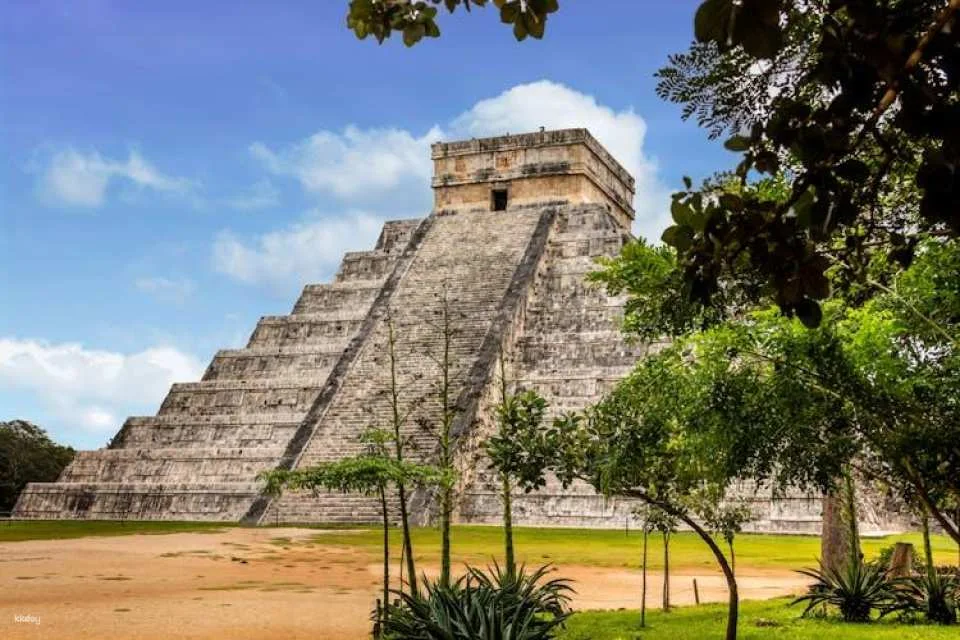 Chichen Itza and Xunaam Cenotes tour with a stop in Valladolid