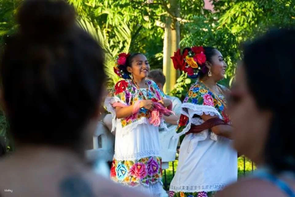 Chichen Itza and Xunaam Cenotes tour with a stop in Valladolid