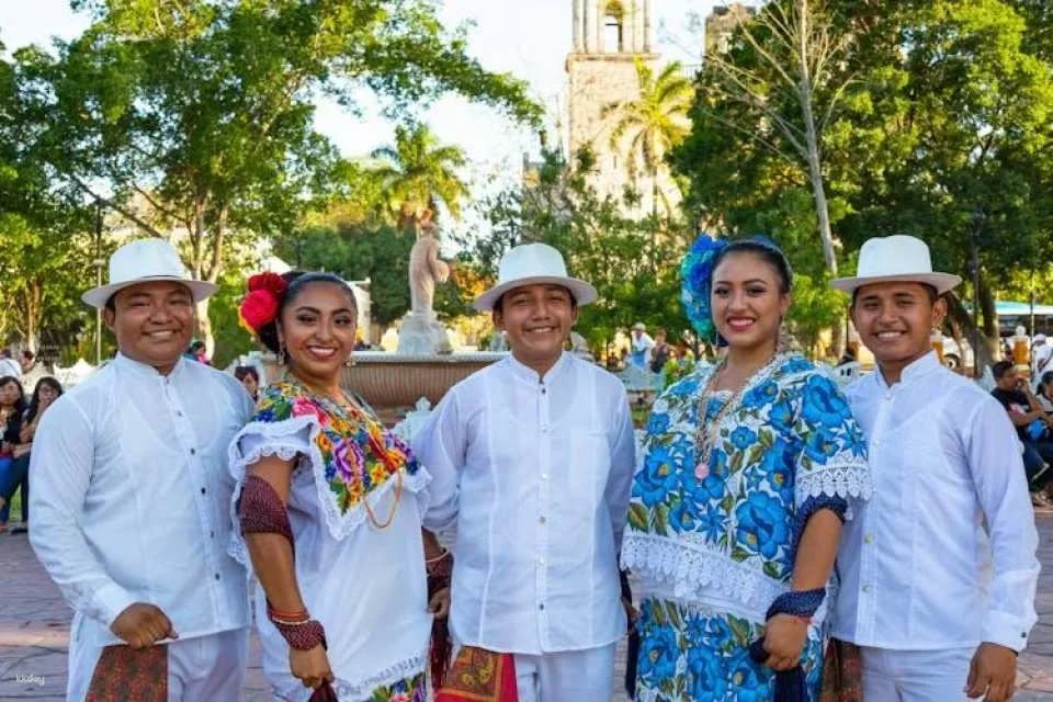 Chichen Itza and Xunaam Cenotes tour with a stop in Valladolid