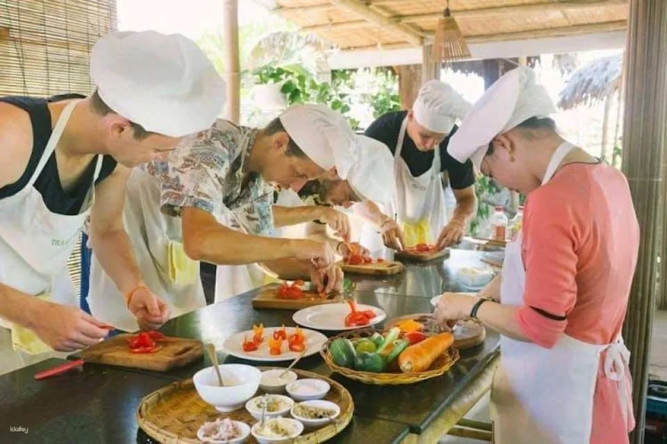 5-Hours Cooking Class Tour in Cam Thanh village with Market Shopping