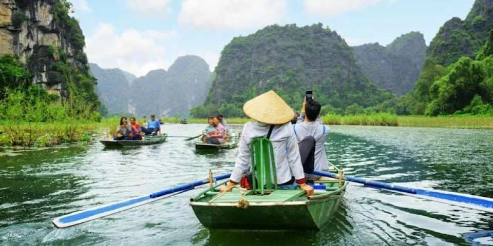 Bai Dinh Pagoda and Trang An Guided Tour with Buffet Lunch