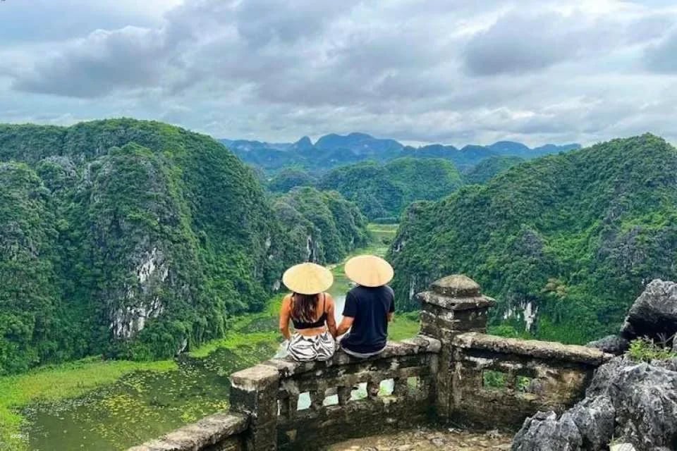 Bai Dinh Pagoda and Trang An Guided Tour with Buffet Lunch