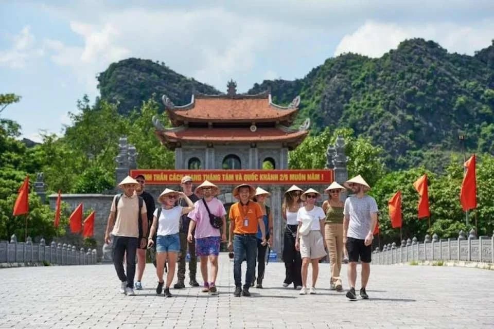 Bai Dinh Pagoda and Trang An Guided Tour with Buffet Lunch
