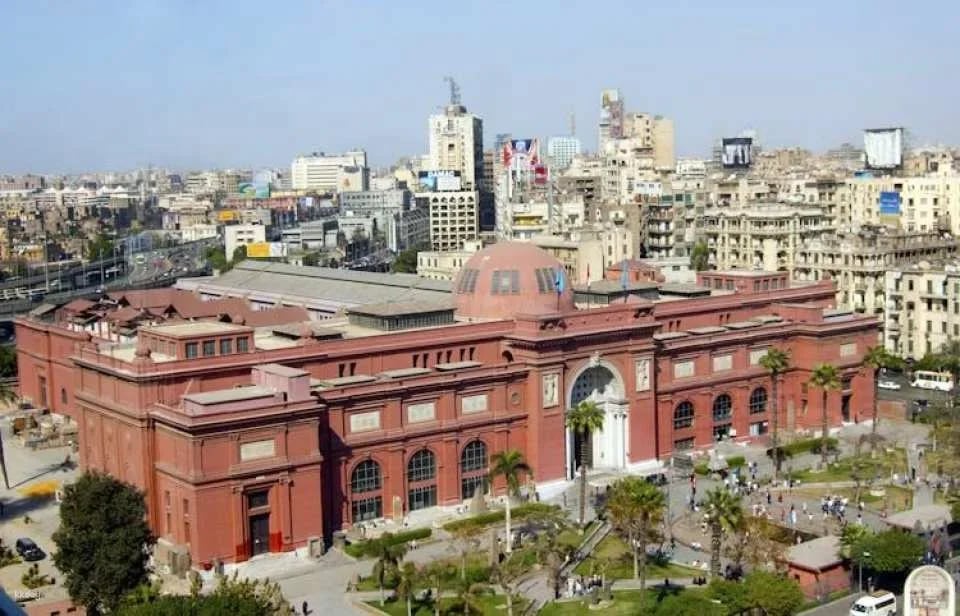Giza Pyramids, Sphinx, and Egyptian Museum tour with lunch from Cairo