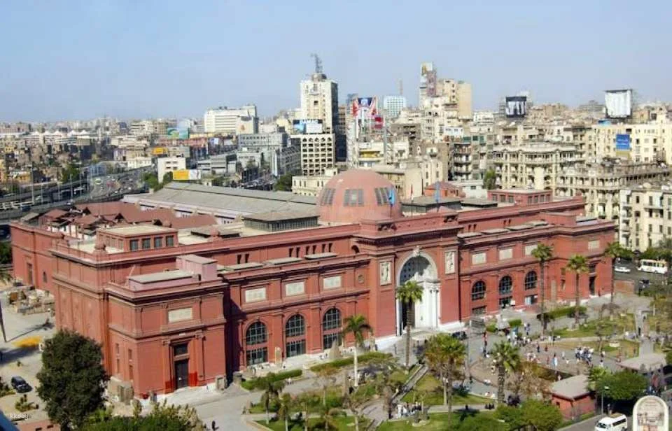 Giza Pyramids, Sphinx, and Egyptian Museum tour with lunch from Cairo