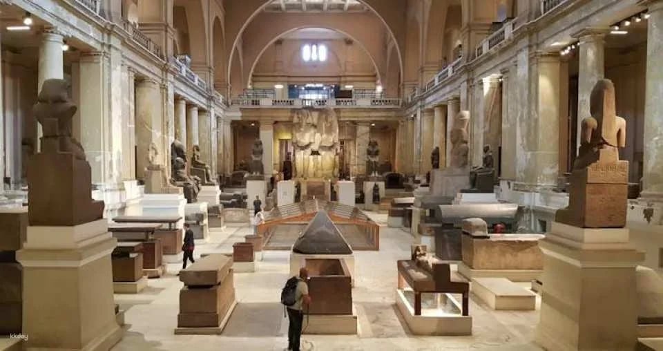 Giza Pyramids, Sphinx, and Egyptian Museum tour with lunch from Cairo