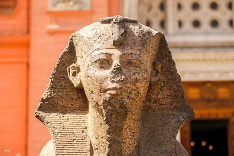 Giza Pyramids, Sphinx, and Egyptian Museum tour with lunch from Cairo