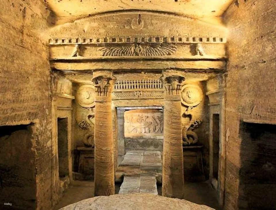 Roman amphitheater, Bombay's pillar and Catacombs tour from Alexandria