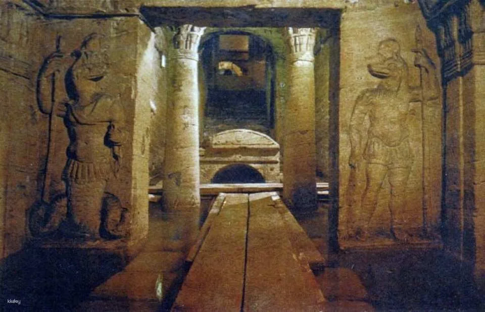 Roman amphitheater, Bombay's pillar and Catacombs tour from Alexandria