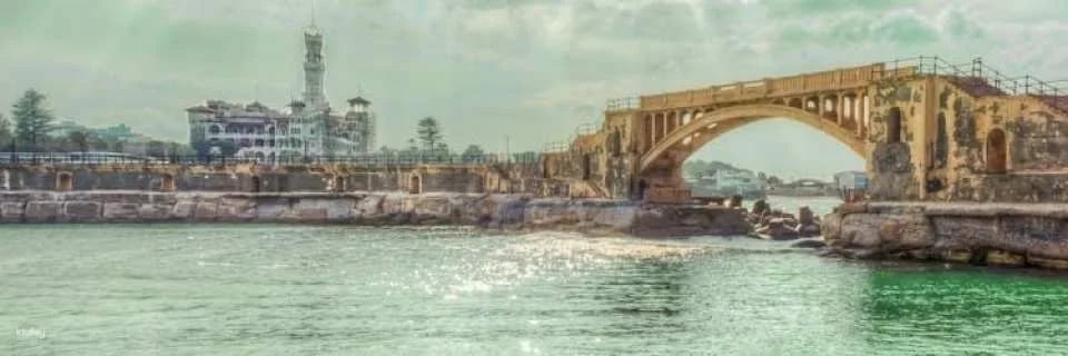 Roman amphitheater, Bombay's pillar and Catacombs tour from Alexandria