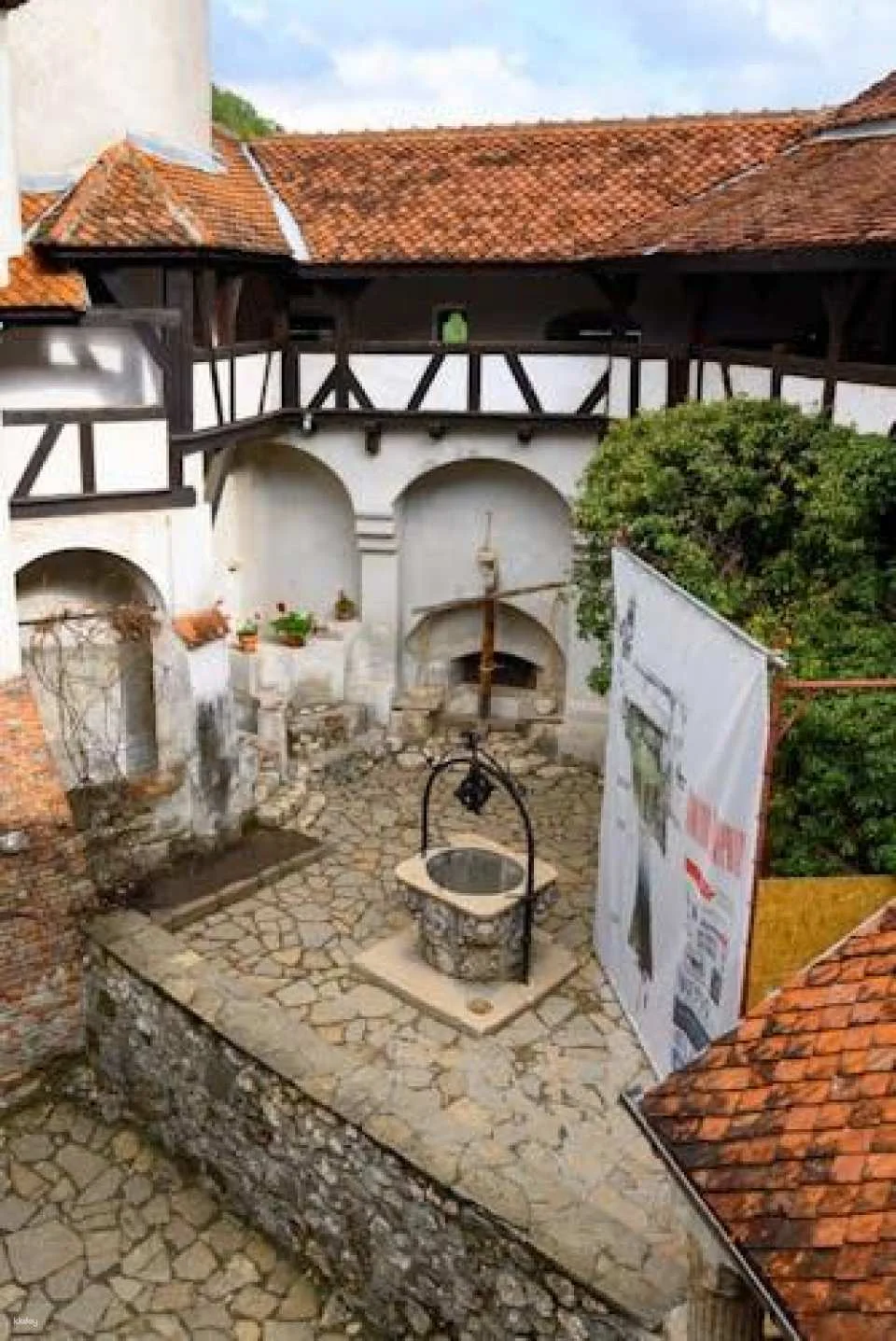 Bran Castle, Peles Castle and Brasov Full-Day Tour