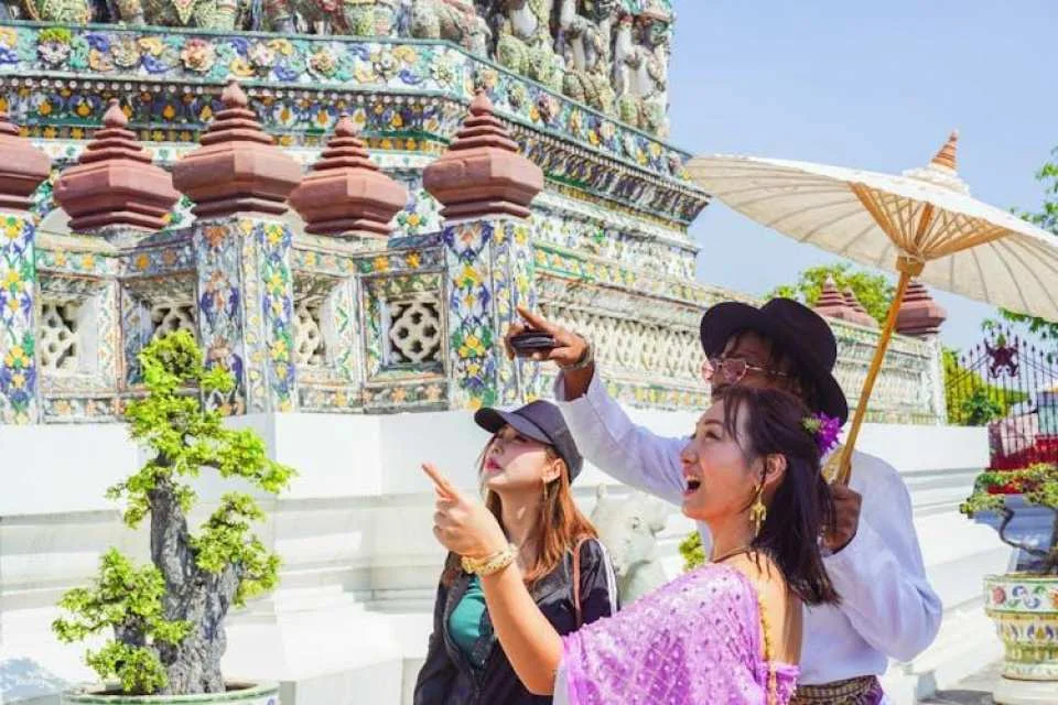 Bangkok Wat Pho and Wat Arun walking tour with flower market