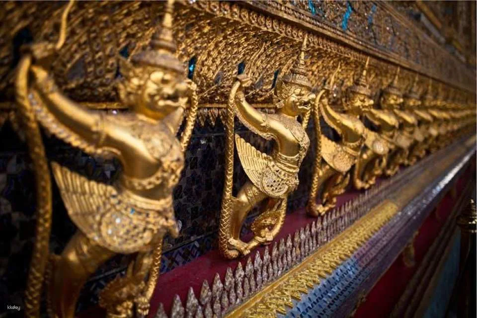 Grand Palace and historic temples private tour with canal boat ride
