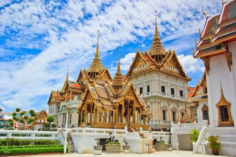Grand Palace and historic temples private tour with canal boat ride