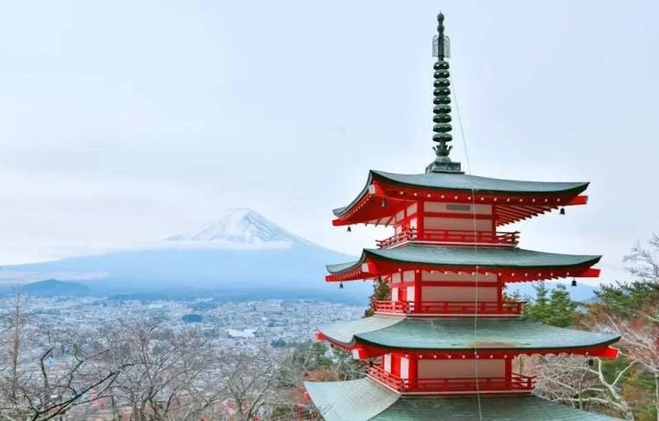 Mount Fuji and Oshino Hakkai Tour with Optional Hot Springs or Outlet