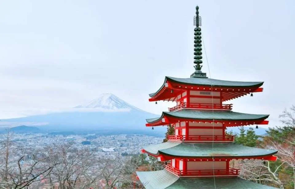 Mount Fuji and Oshino Hakkai Tour with Optional Hot Springs or Outlet