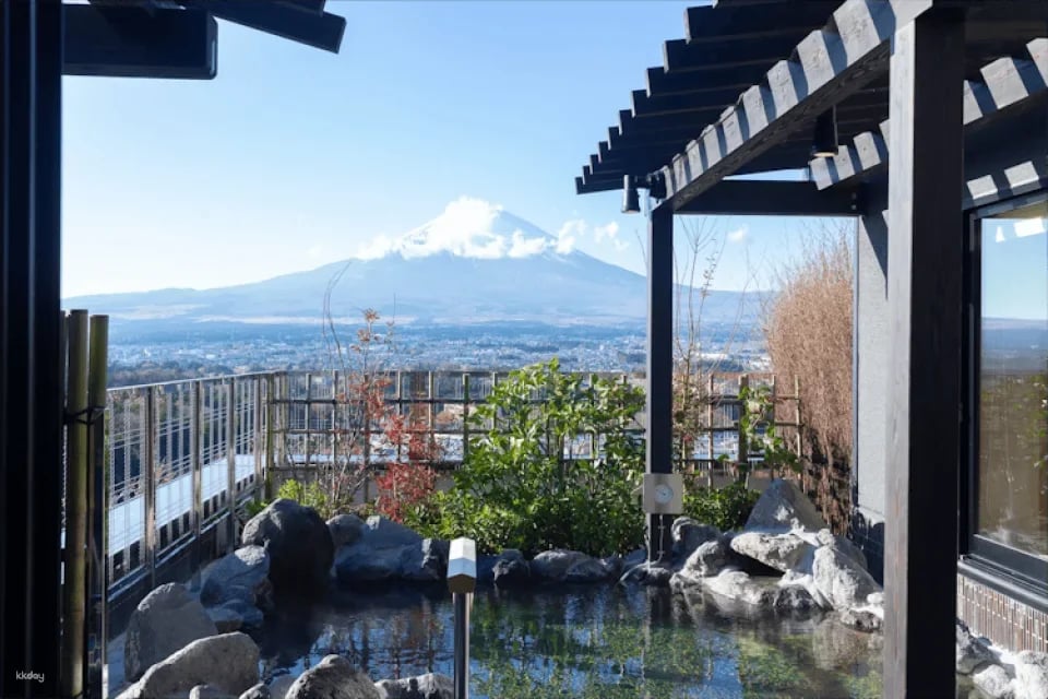 Mount Fuji and Oshino Hakkai Tour with Optional Hot Springs or Outlet