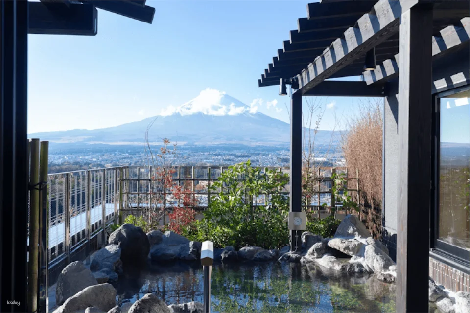 Mount Fuji and Oshino Hakkai Tour with Optional Hot Springs or Outlet