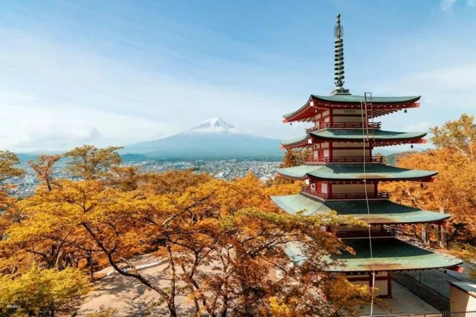 Mount Fuji and Oshino Hakkai Tour with Optional Hot Springs or Outlet
