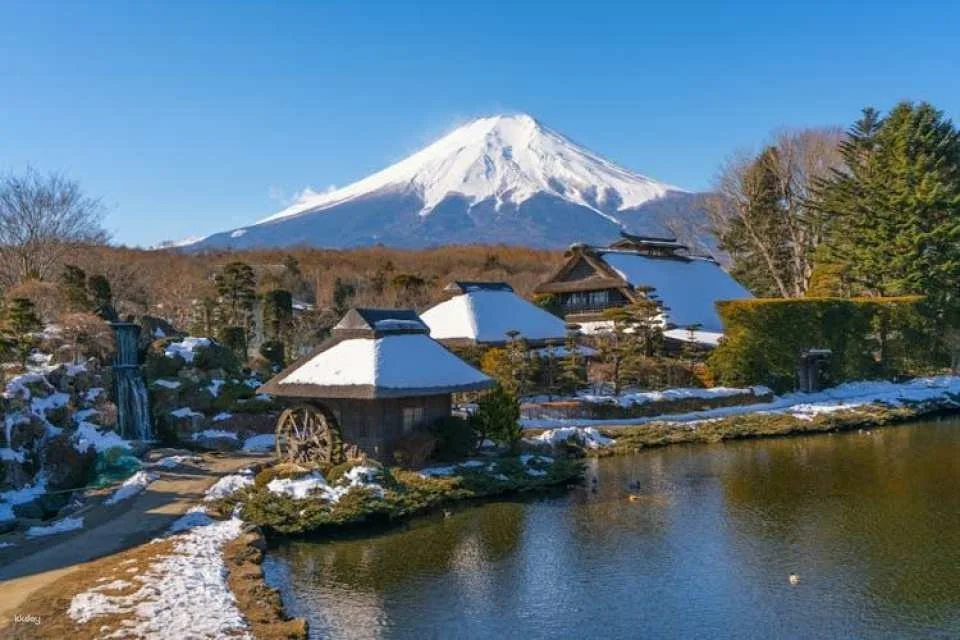 Mount Fuji and Oshino Hakkai Tour with Optional Hot Springs or Outlet