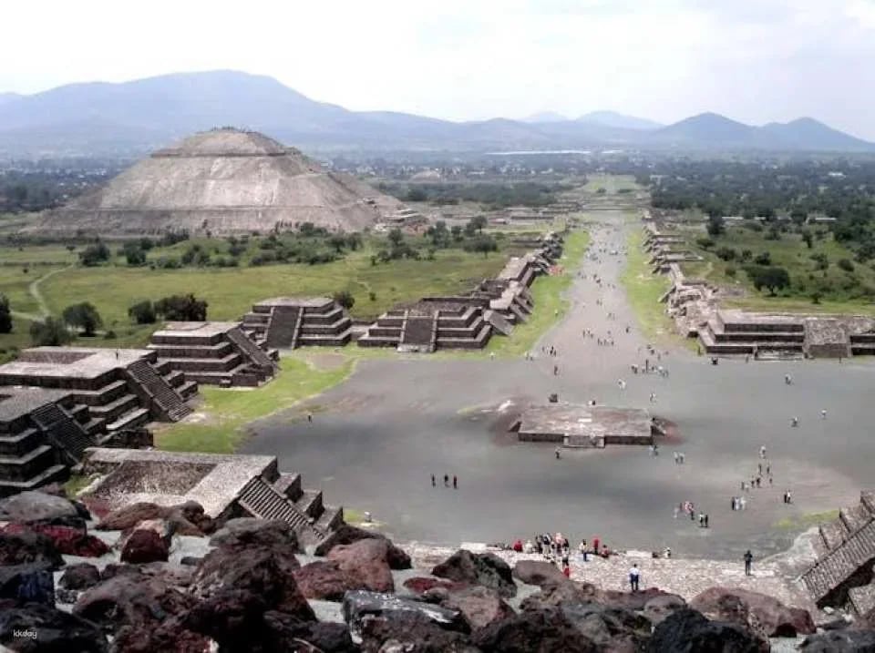 Teotihuacan pyramids and Shrine of Guadalupe private tour with optional lunch