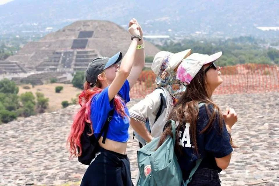 Teotihuacan pyramids and Shrine of Guadalupe private tour with optional lunch