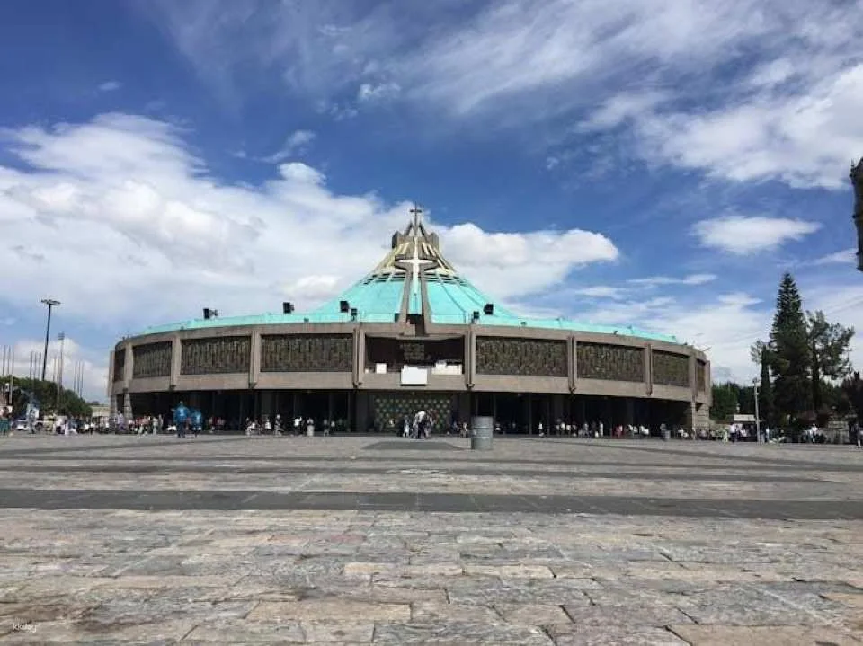Teotihuacan pyramids and Shrine of Guadalupe private tour with optional lunch