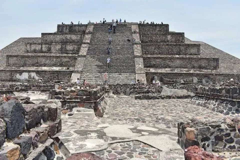 Teotihuacan pyramids and Shrine of Guadalupe private tour with optional lunch
