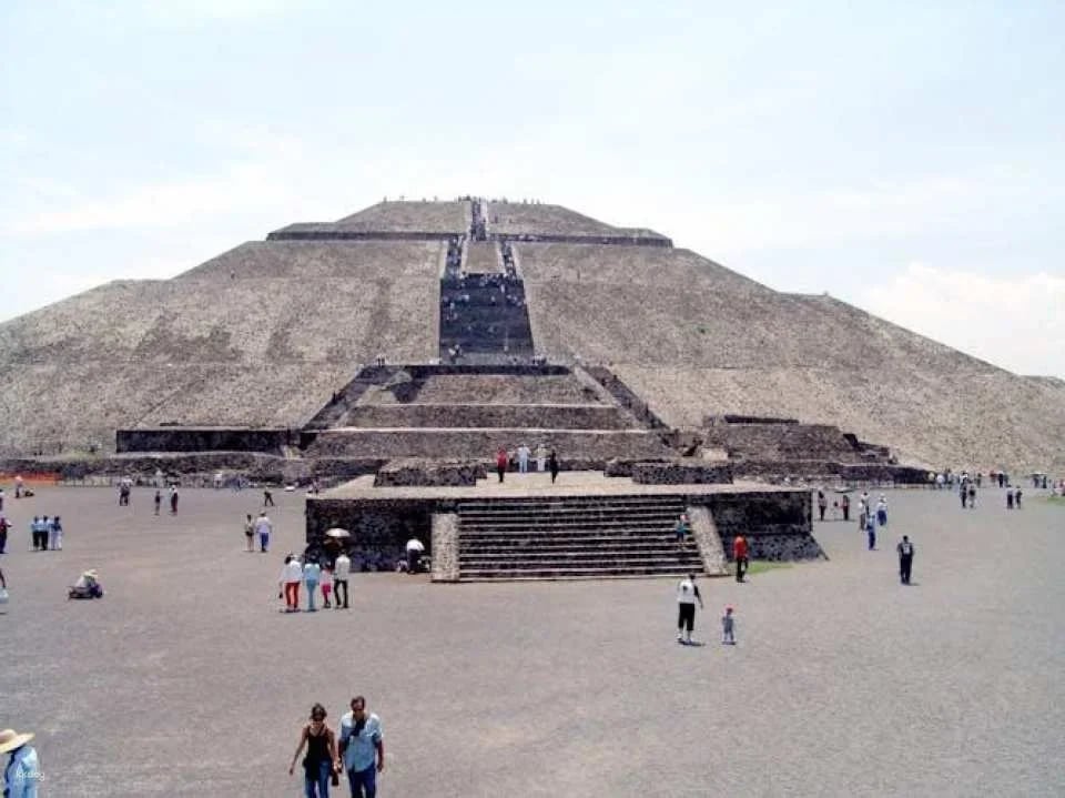 Teotihuacan pyramids and Shrine of Guadalupe private tour with optional lunch