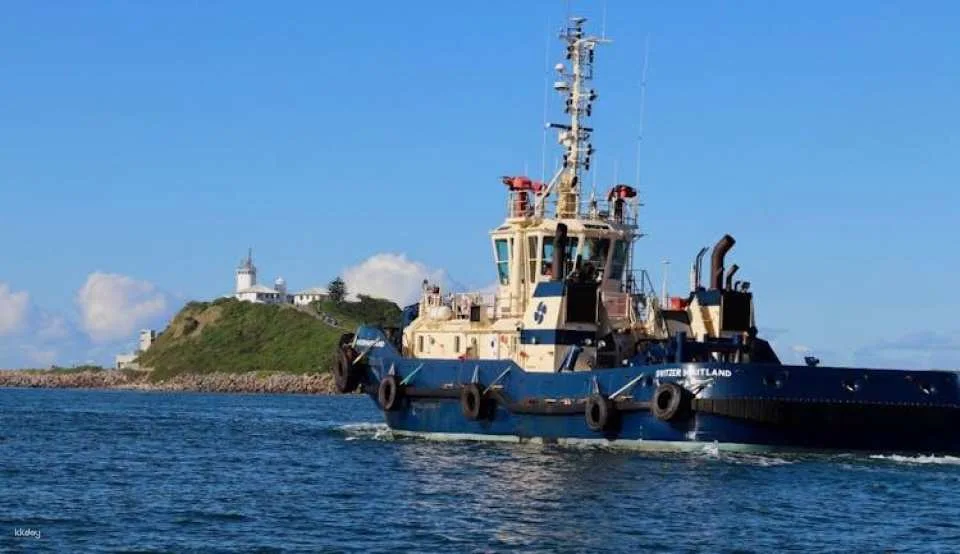Hunter coastal adventure boat tour