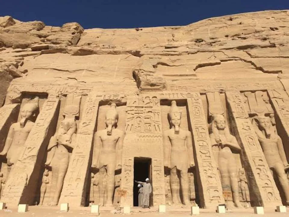 Guided Tour of Abu Simbel Temples from Aswan with Nubian Lunch