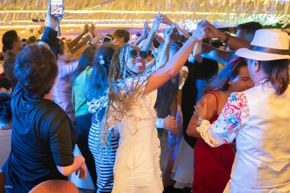 The Grand Chaophraya Cruise with Buffet, Live Music and Traditional Thai performances | Bangkok