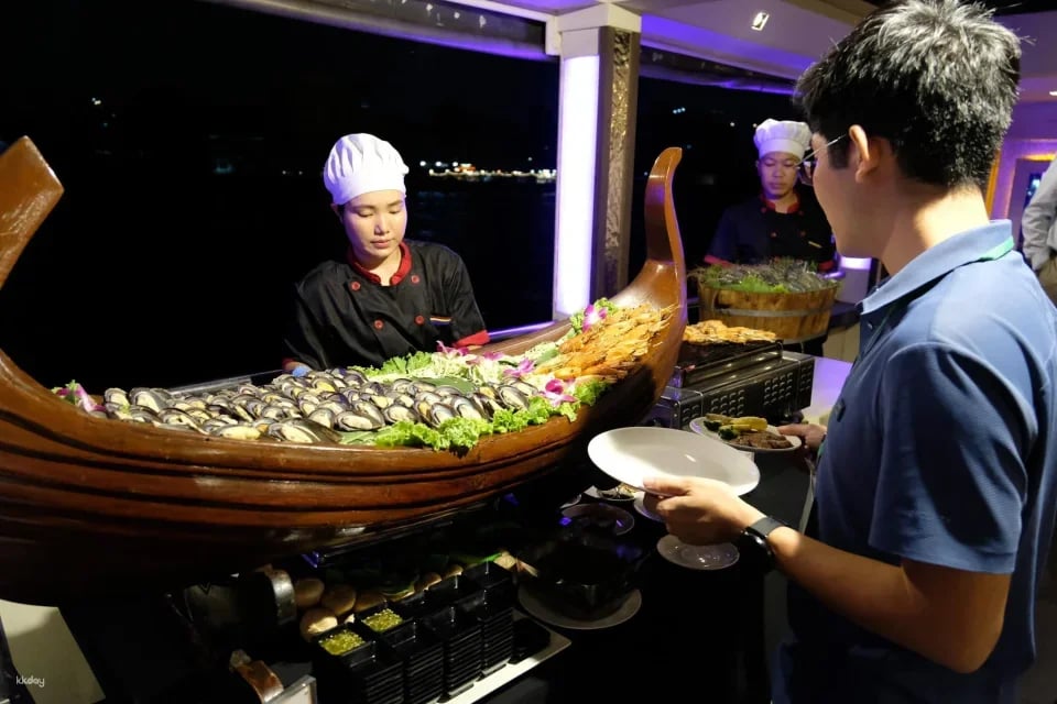 The Grand Chaophraya Cruise with Buffet, Live Music and Traditional Thai performances | Bangkok