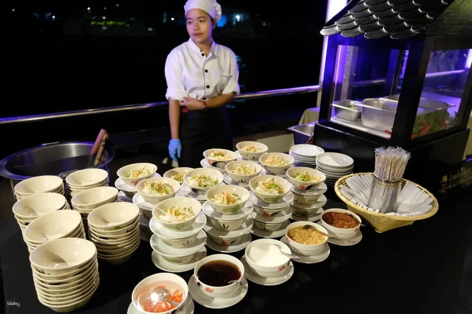 The Grand Chaophraya Cruise with Buffet, Live Music and Traditional Thai performances | Bangkok