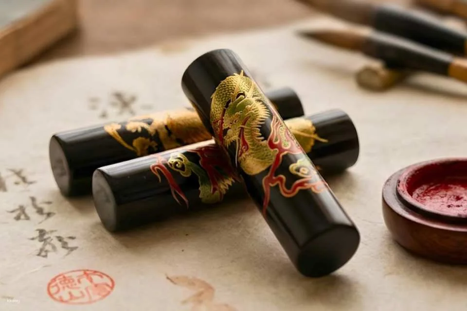 Tokyo Shinjuku | Customized Chinese Character Stamps Experience & Stroll Through the Trendy 3-chome District (60 minutes, excluding stamp making fee)