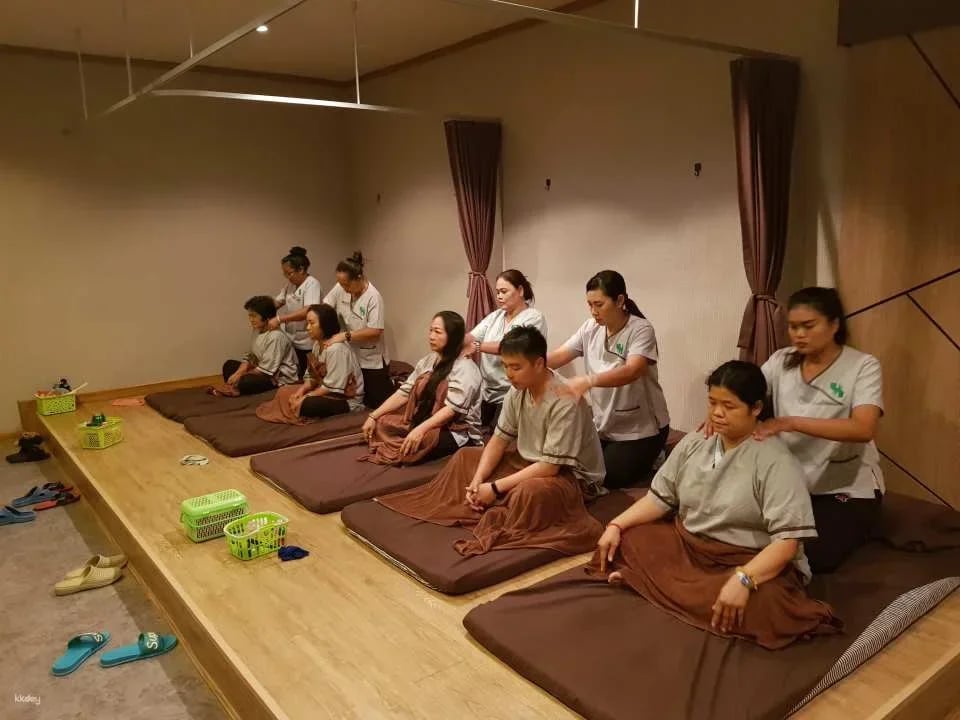 Pattaya: Thai Massage and Airport Transfer