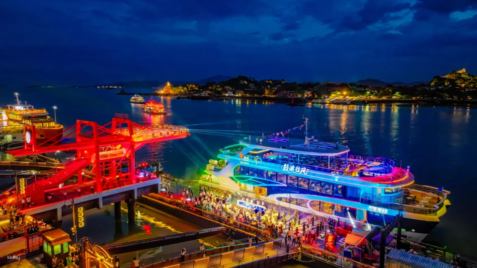 Gulangyu Cruise to Xiamen: A High-End Maritime Nighttime Dining and Show (All-inclusive package including dining, entertainment, and night views)
