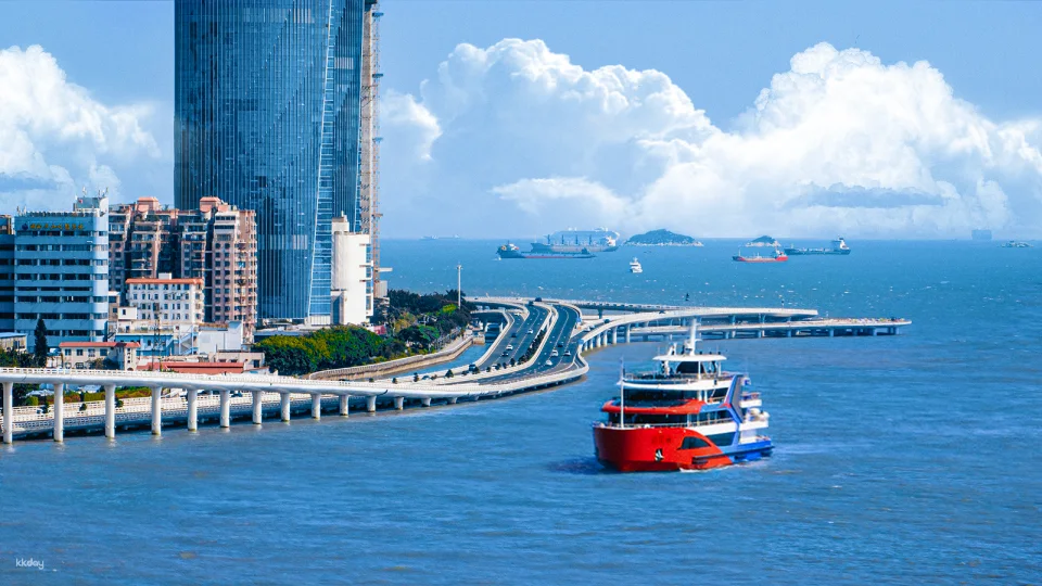 Yujian No. 66: A Maritime Fujian Feast | A meal and a cruise, offering stunning views of Xiamen's dazzling coastal nightscape.