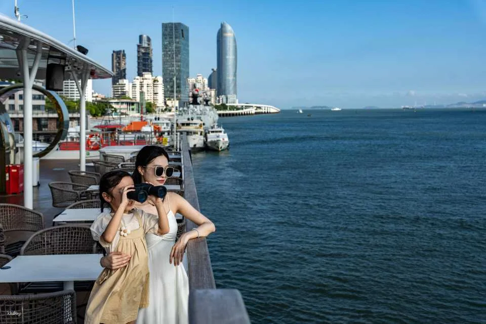 Yujian No. 66: A Maritime Fujian Feast | A meal and a cruise, offering stunning views of Xiamen's dazzling coastal nightscape.