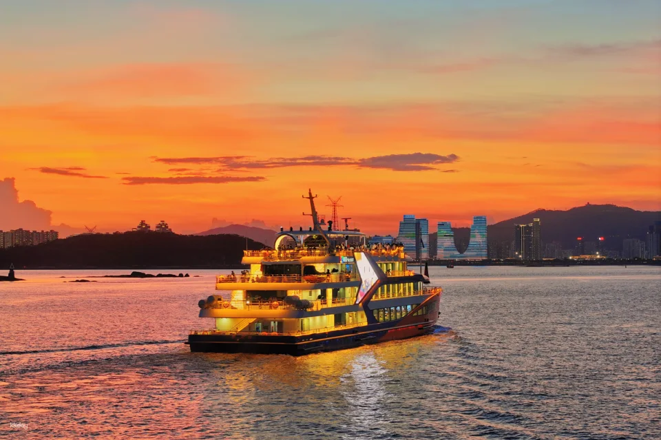 Yujian No. 66: A Maritime Fujian Feast | A meal and a cruise, offering stunning views of Xiamen's dazzling coastal nightscape.