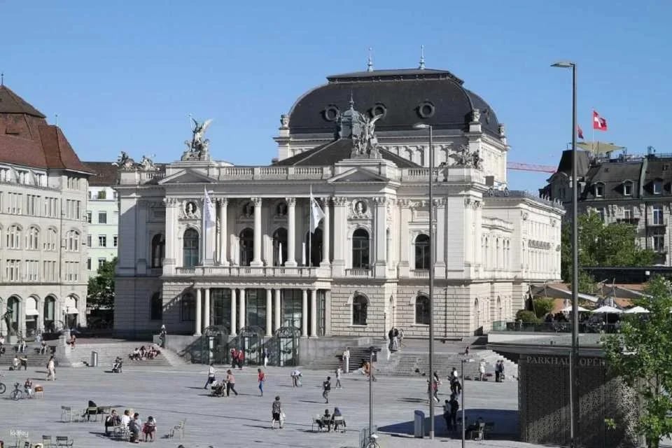 Zurich Sightseeing Bus Tour with Guided Old Town Walk