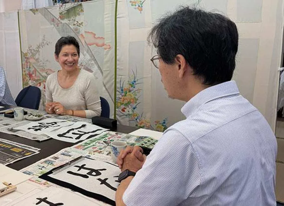 名古屋市栄地区で書道を体験しよう！書道マスターと一緒に、日本における書道の歴史と文化を学び、書道を体験。最後に自分だけの額縁入りの書を完成させる選択コースあり。